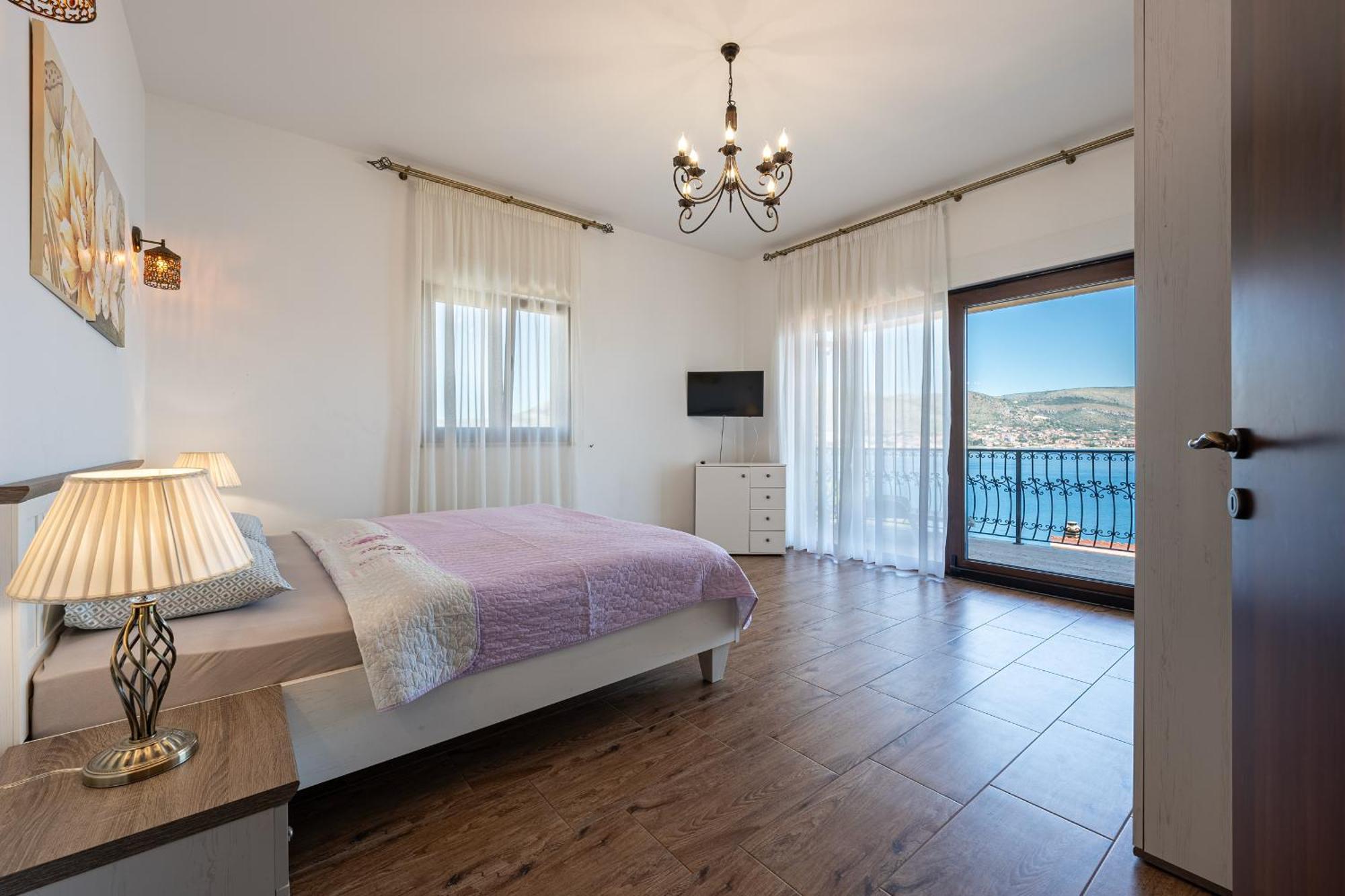 Sunset Apartment *